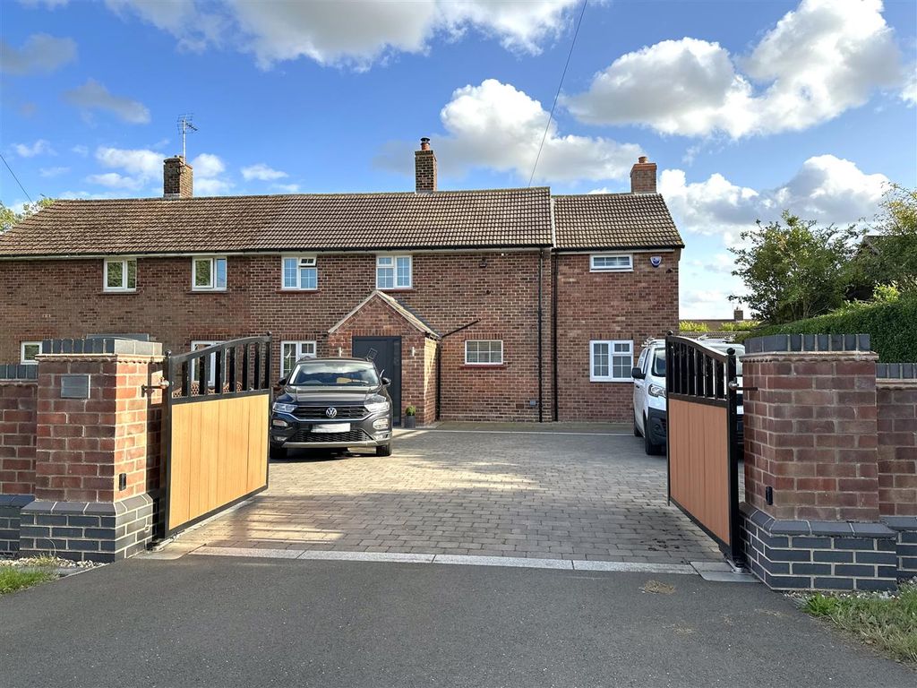 Property photo 1 of 25 Electric Gated Front Aspect 330