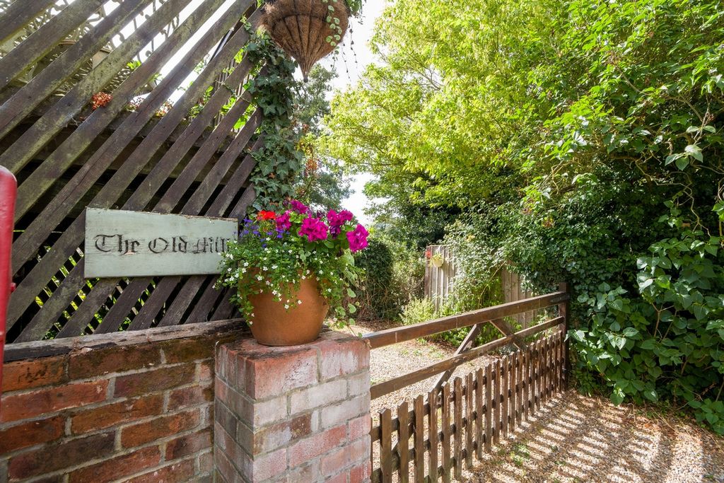 Property photo 2 of 33