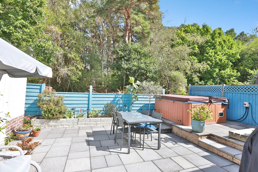 Property photo 2 of 15 Garden