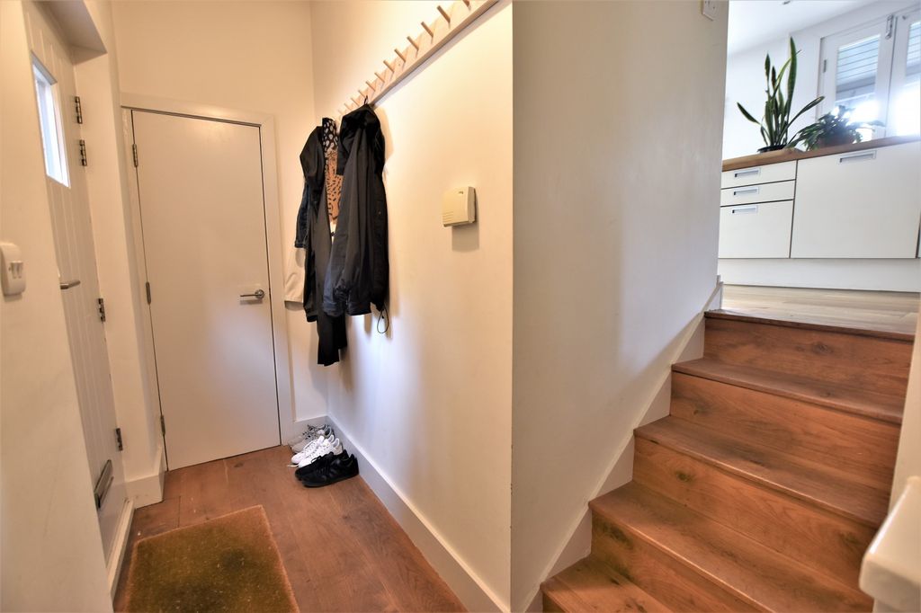 Property photo 2 of 21 Entrance Hallway