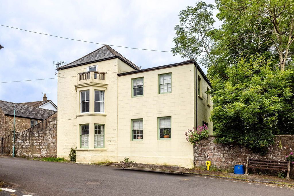 Property photo 1 of 8