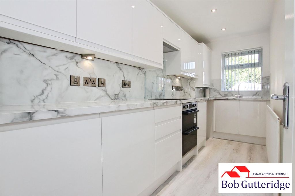 Property photo 2 of 19 New Luxury Fitted Kitchen