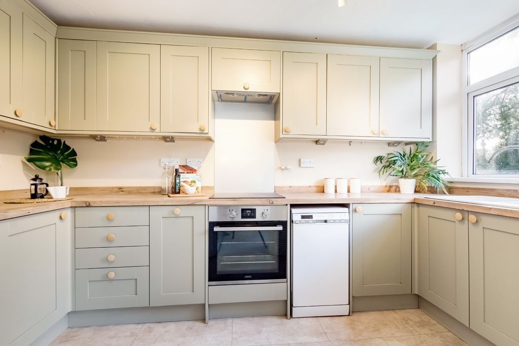 Property photo 3 of 12 Kitchen