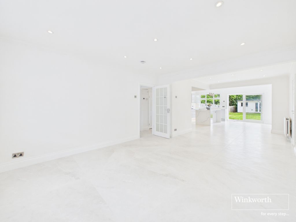 Property photo 3 of 18 Through Lounge