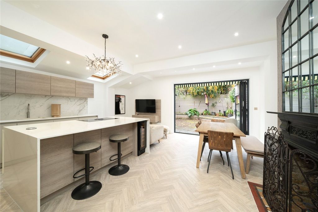 Property photo 2 of 15 Kitchen/Dining