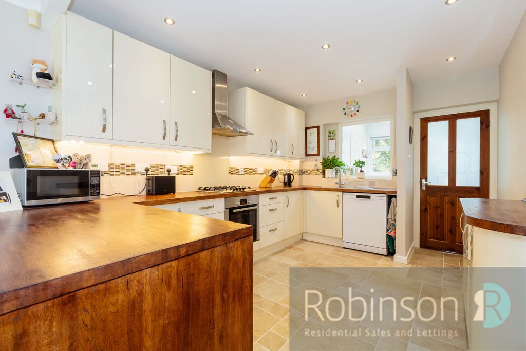 Property photo 3 of 16 38 Lambourne Drive-13