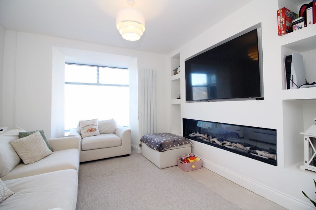 Property photo 3 of 18 Lounge