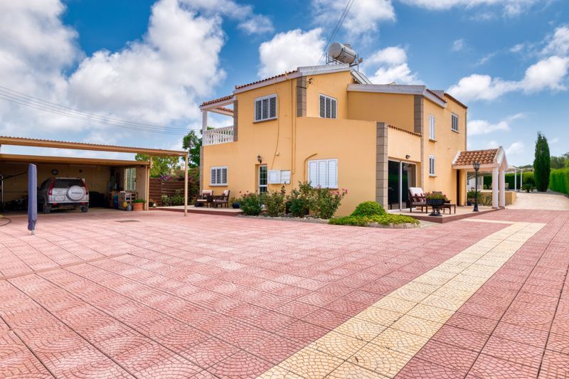 Property photo 3 of 31 Villa And Driveway