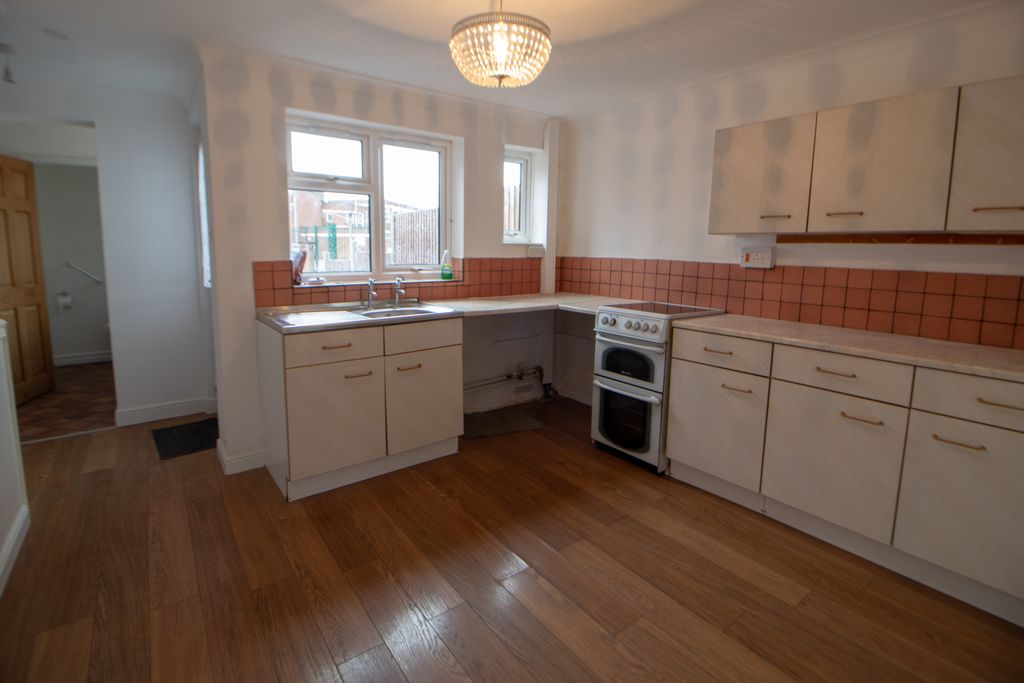 Property photo 2 of 7 Kitchen