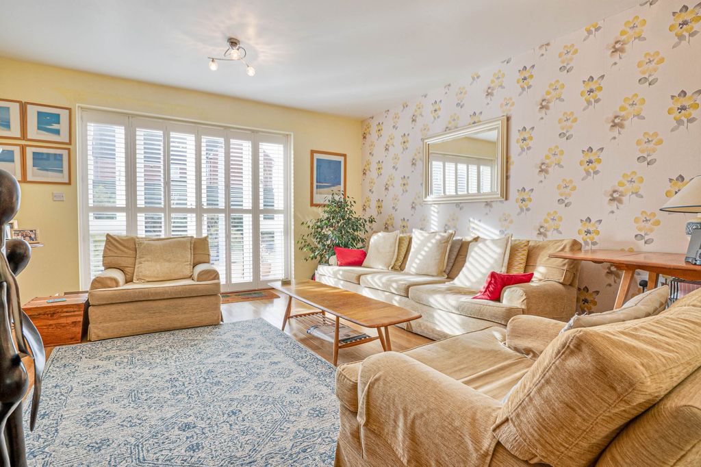 Property photo 2 of 17 Lounge