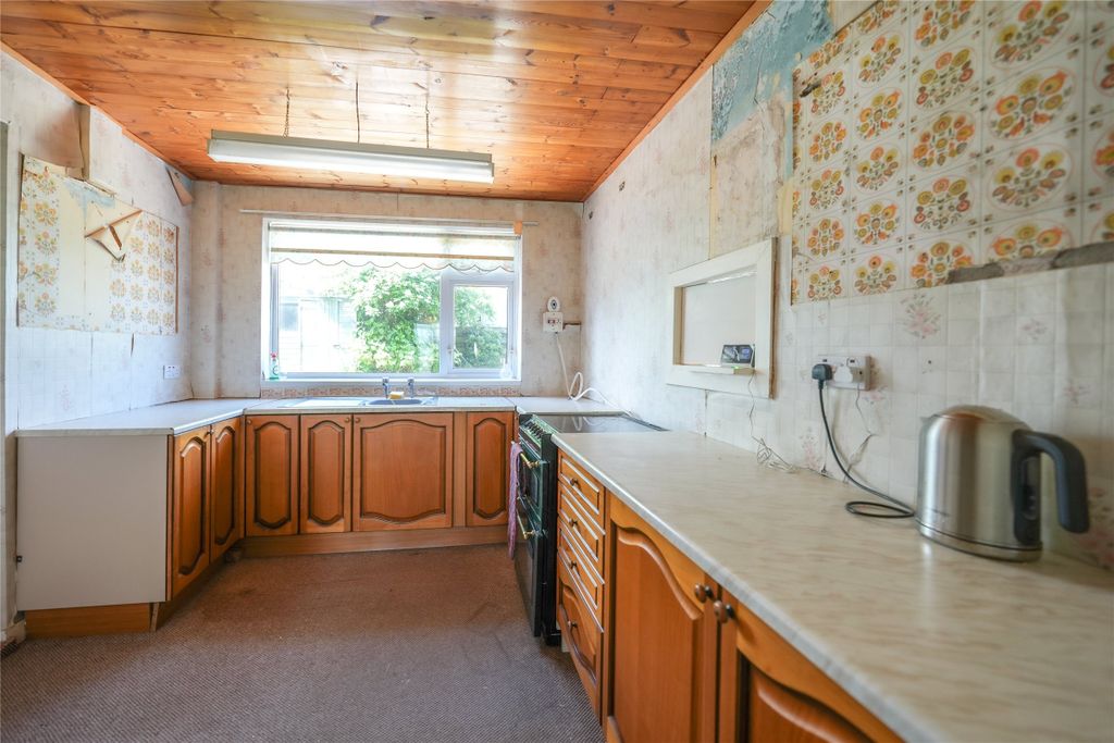 Property photo 3 of 18 Kitchen