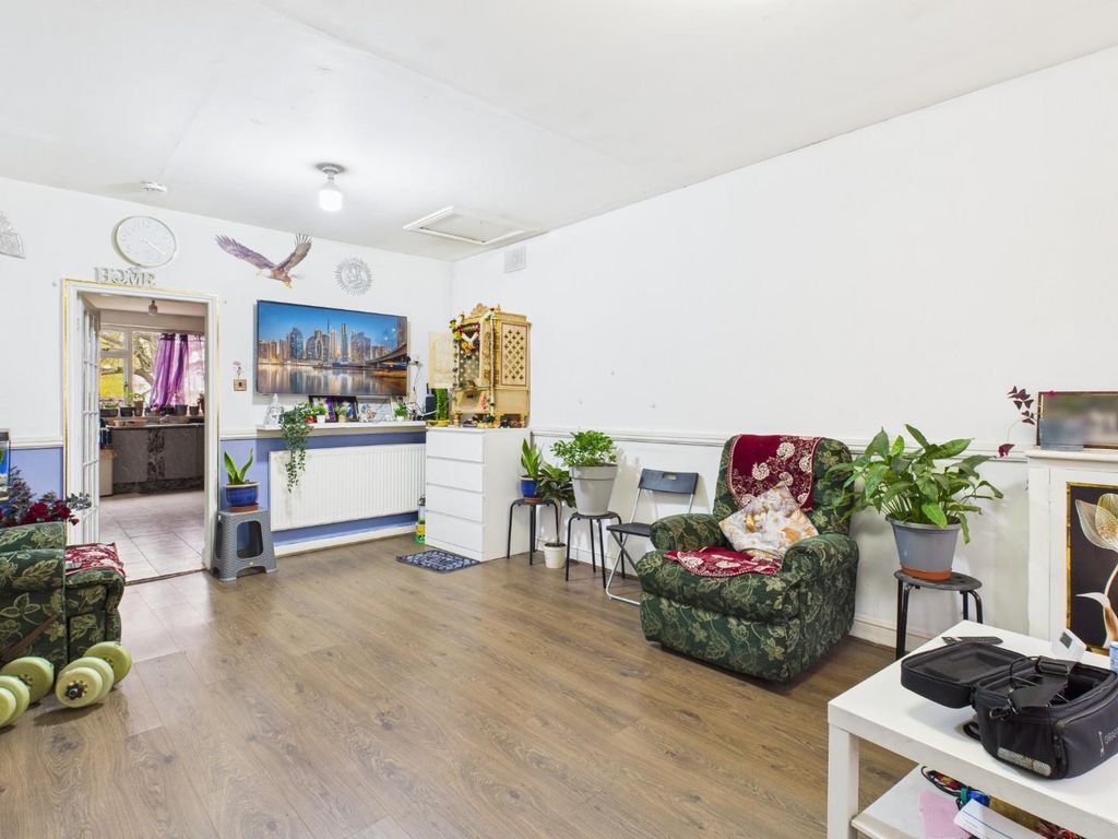 Property photo 2 of 13 Cam05348G0-Pr0023-Still001.Jpg