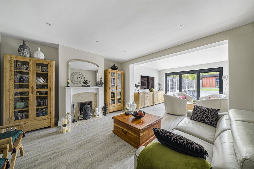 Property photo 2 of 24 Lounge