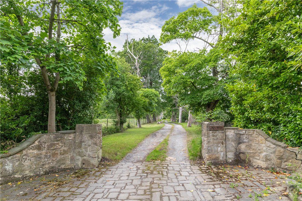 Property photo 2 of 26 Driveway Approach