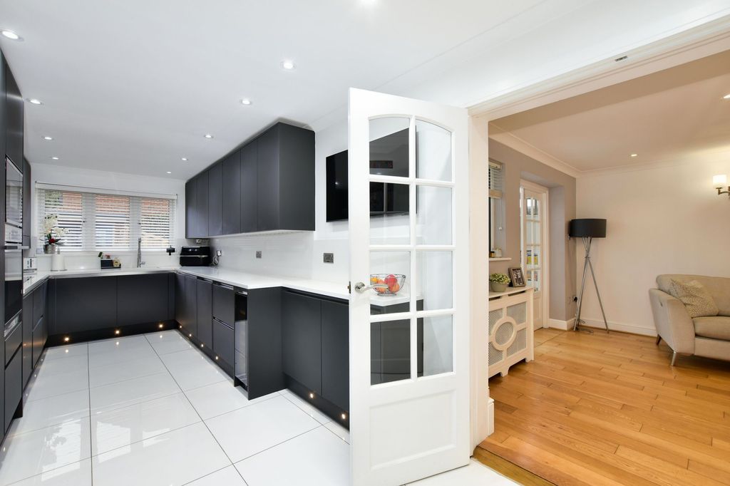 Property photo 3 of 24