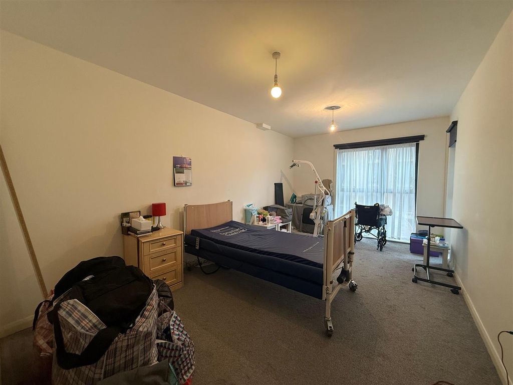 Property photo 3 of 6 Bedroom