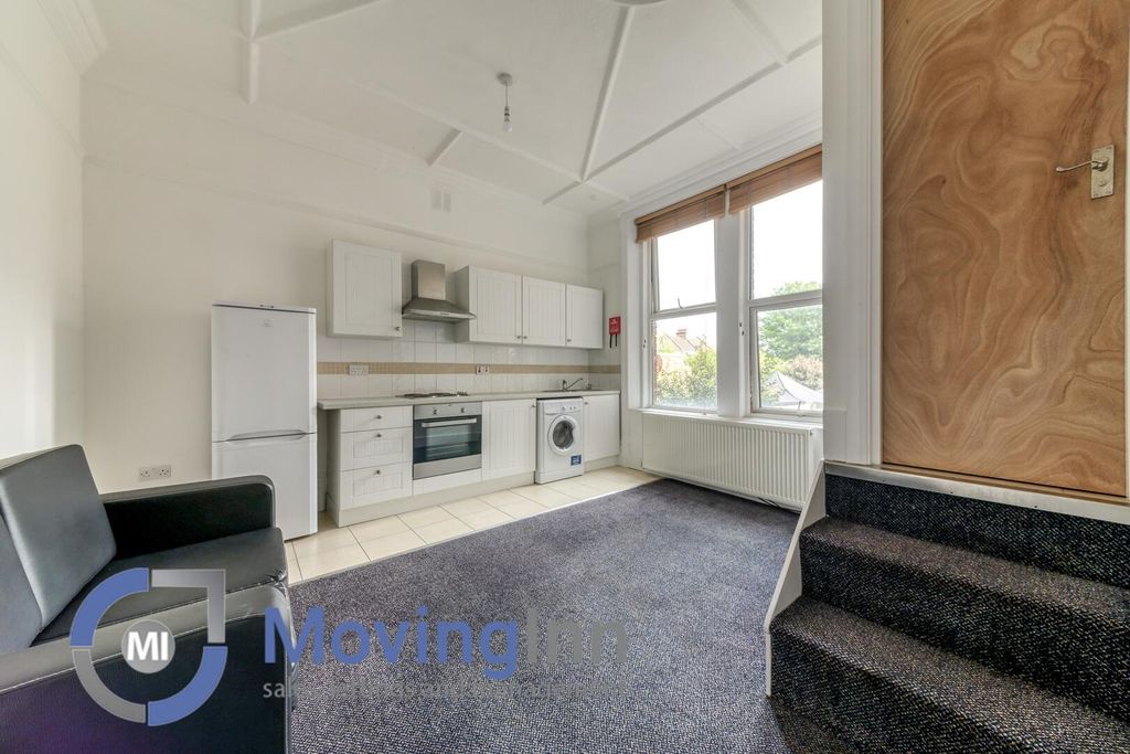 Property photo 3 of 11 Kitchen