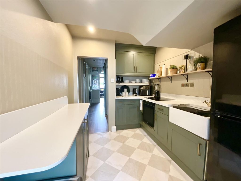 Property photo 3 of 11 Kitchen