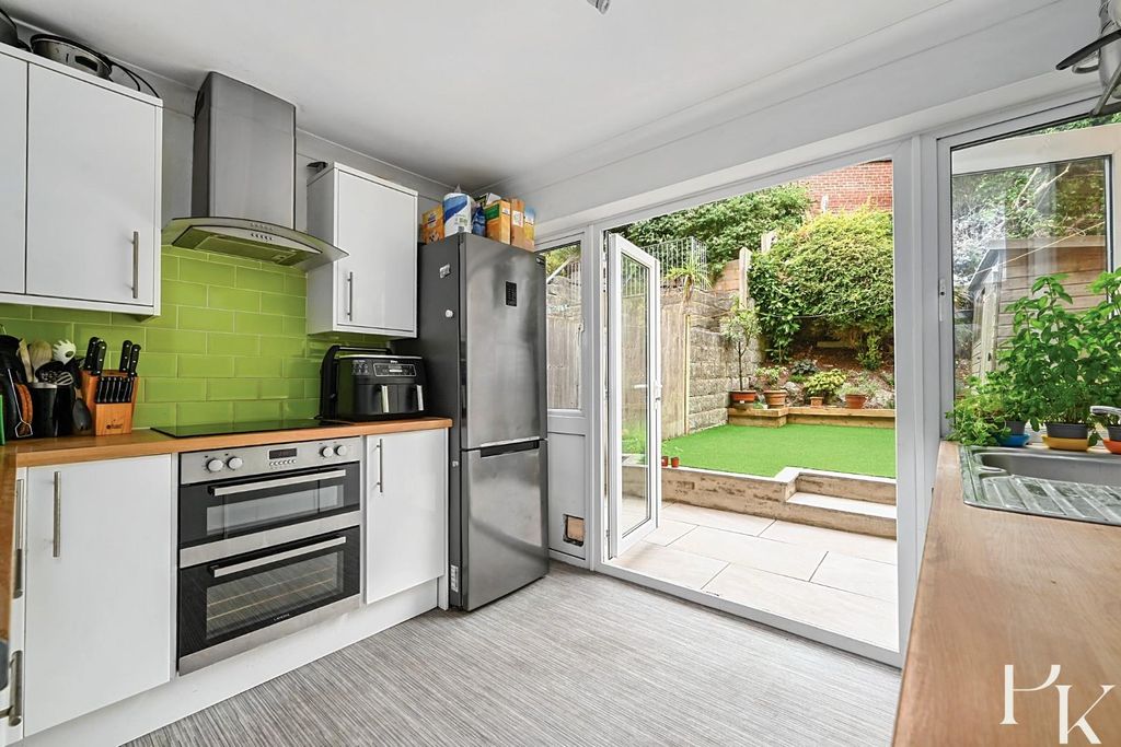 Property photo 3 of 25 9 Goldstone Lane Bn3 (12).Jpg