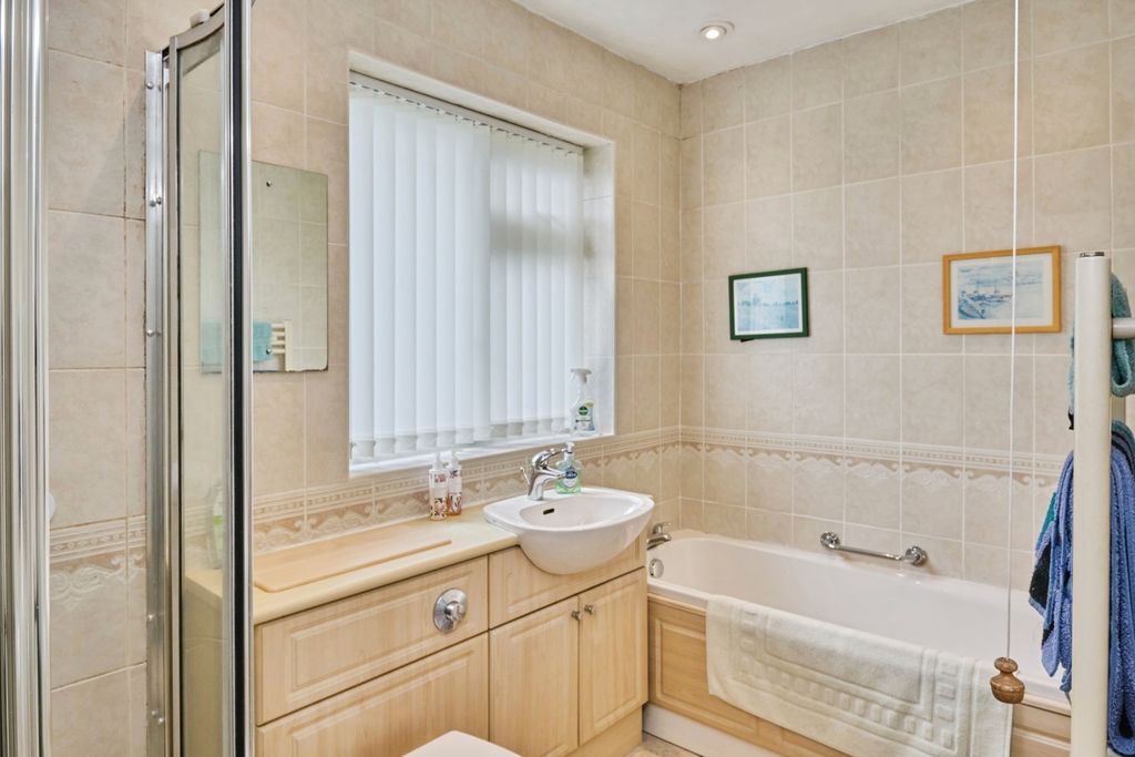 Property photo 3 of 16 Bathroom