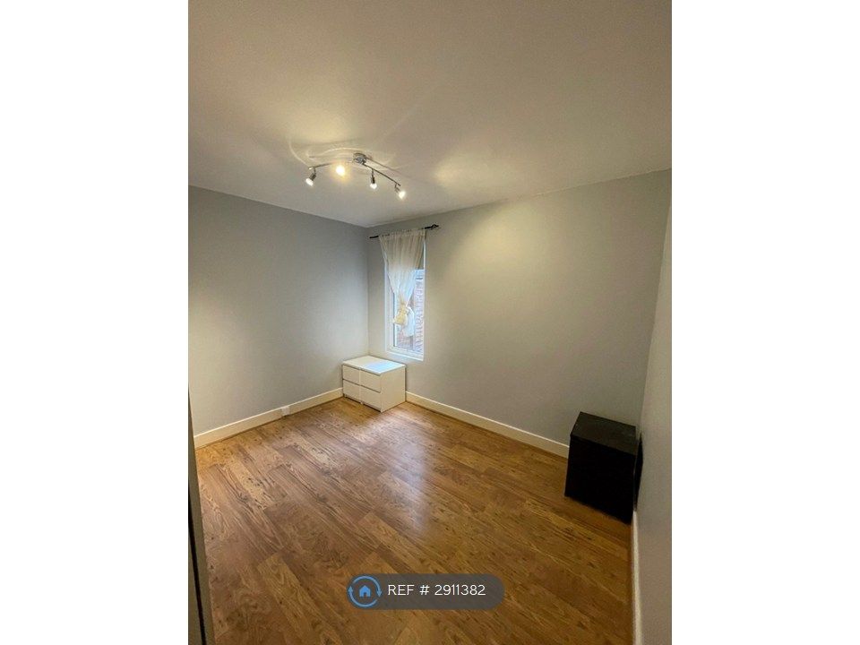 Property photo 3 of 12 Room 2