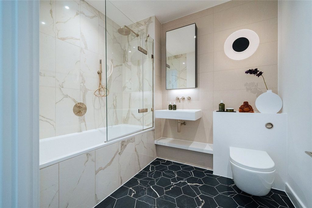 Property photo 3 of 16 Bathroom