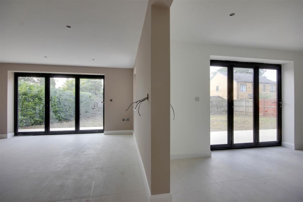Property photo 3 of 8 Sitting/Dining Room