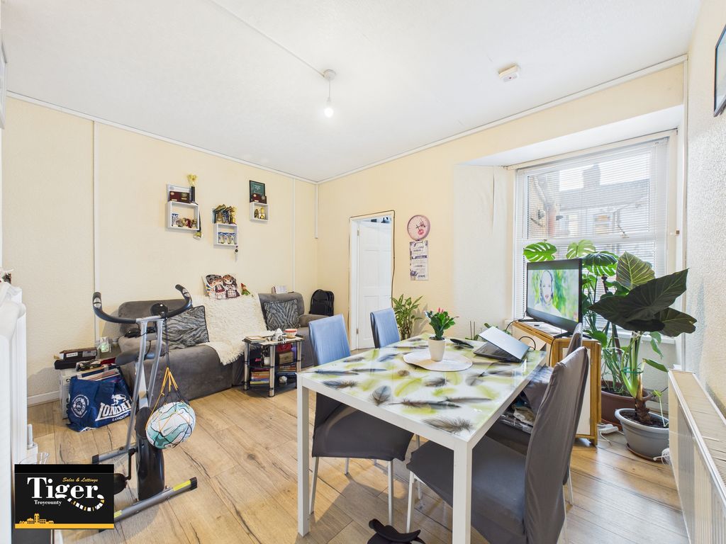 Property photo 2 of 12 Cam03440G0-Pr0468-Still008