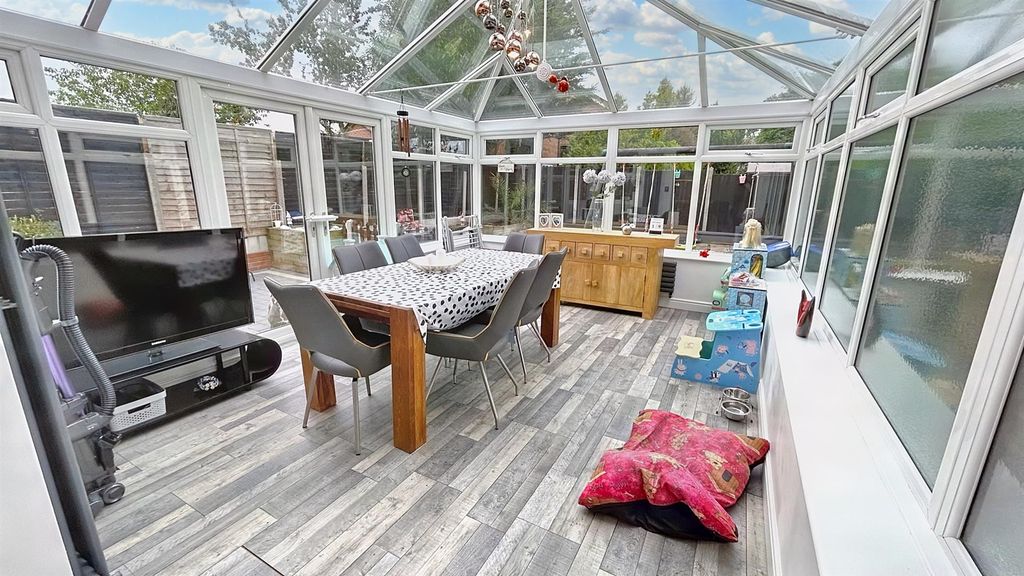 Property photo 3 of 21 Conservatory
