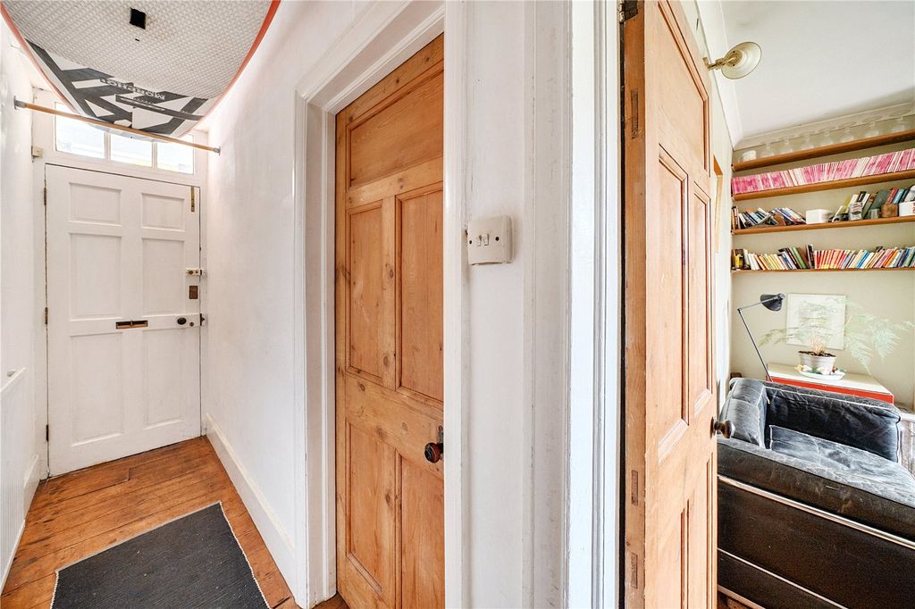 Property photo 2 of 14 Entrance Hall