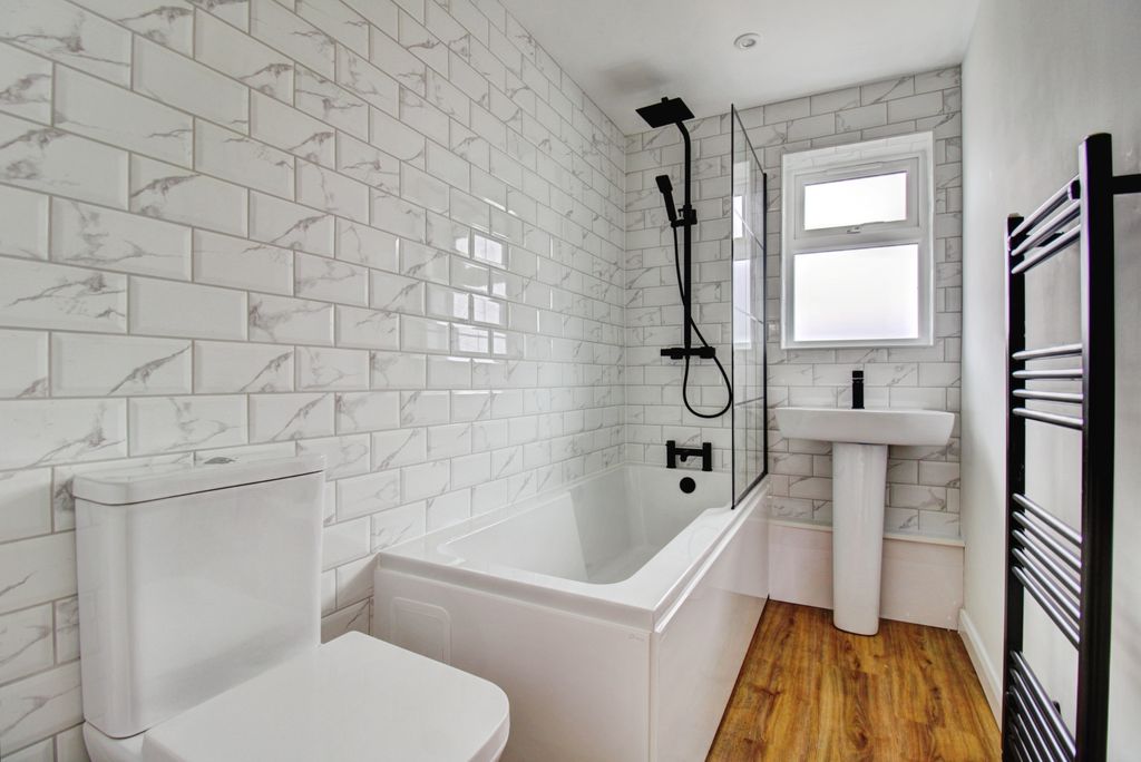 Property photo 2 of 20 Family Bathroom