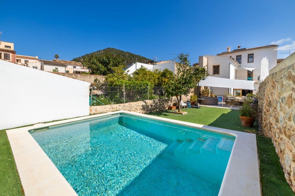 Property photo 1 of 20 Pool And Exterior (1)