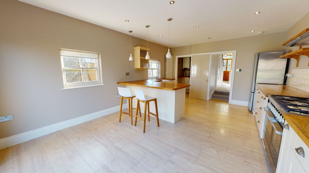 Property photo 2 of 23