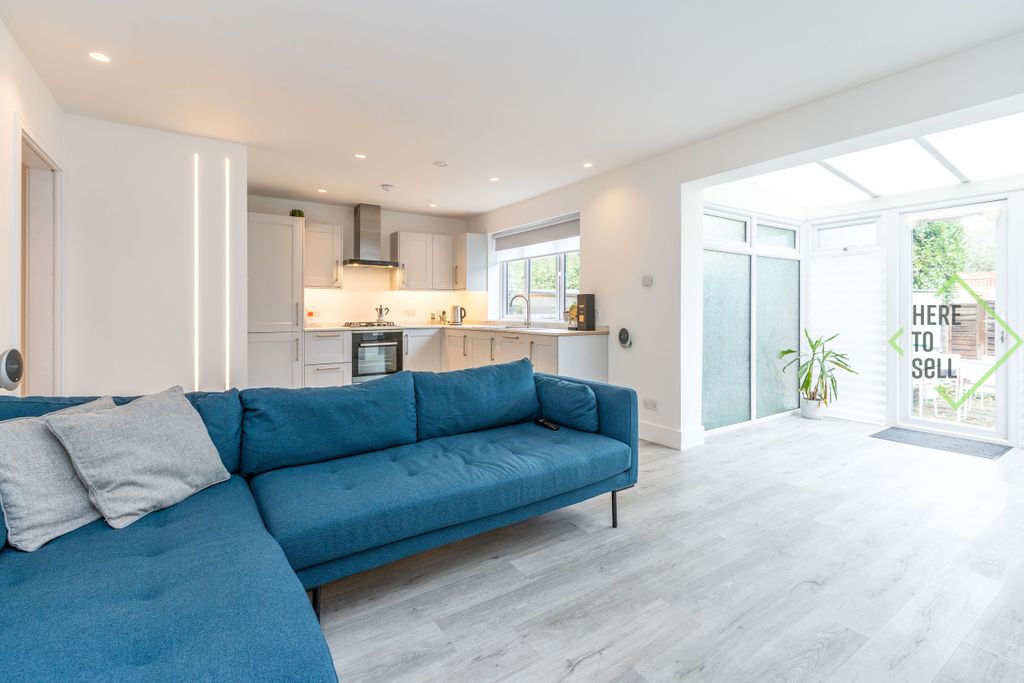 Property photo 1 of 16 28 Petworth Road, N12 9Hh-19