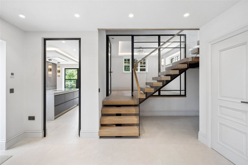 Property photo 2 of 20 Entrance Hall