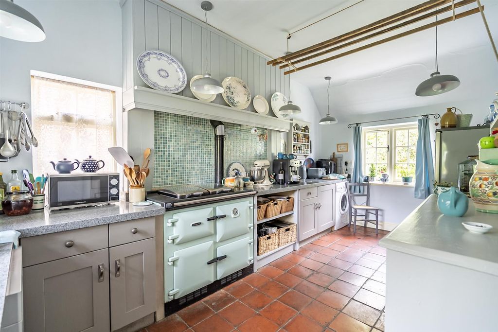 Property photo 3 of 18 Kitchen
