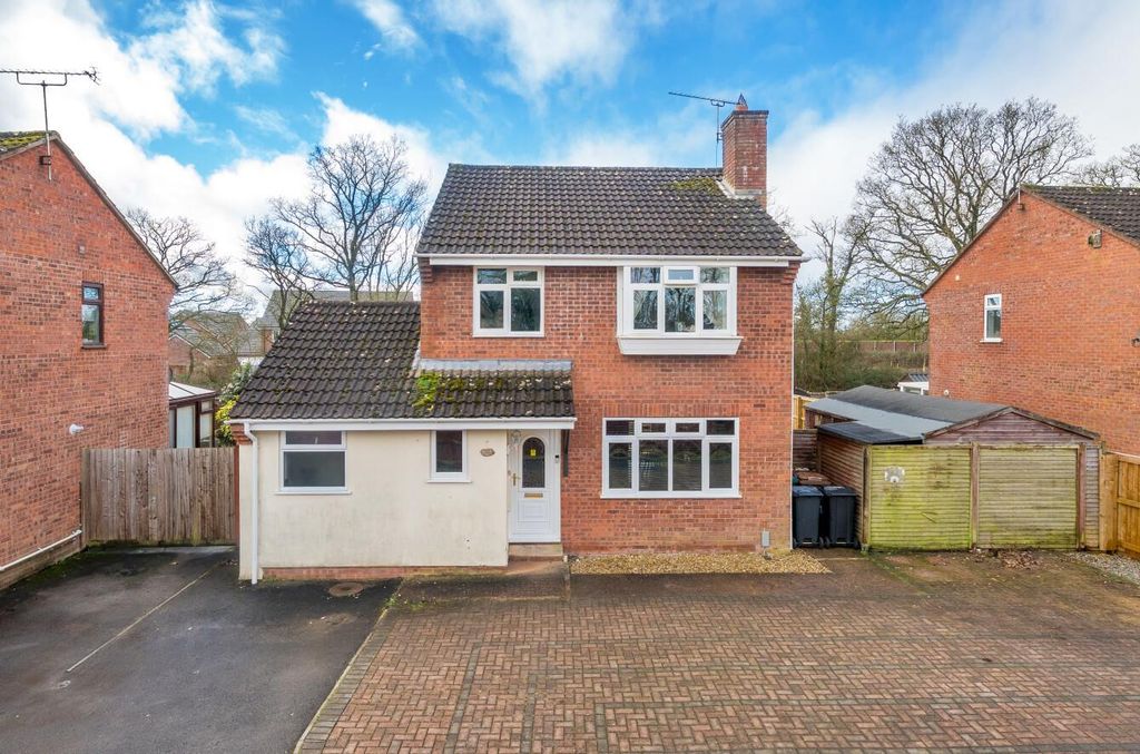 Property photo 1 of 14 31 Oak Crescent