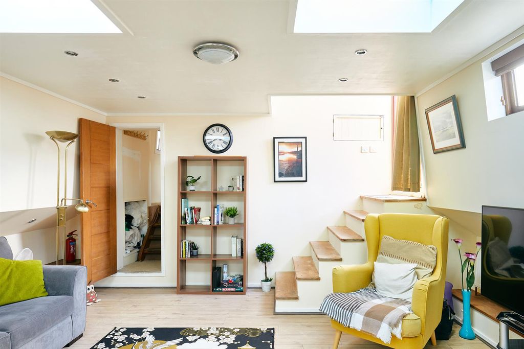 Property photo 3 of 23