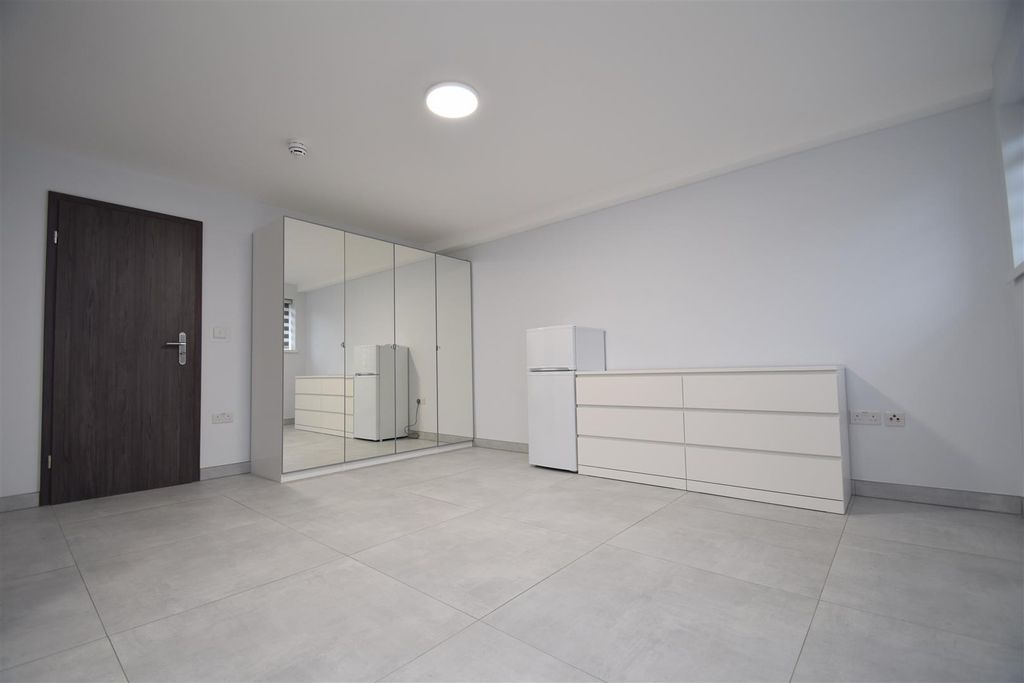 Property photo 2 of 6 Studio