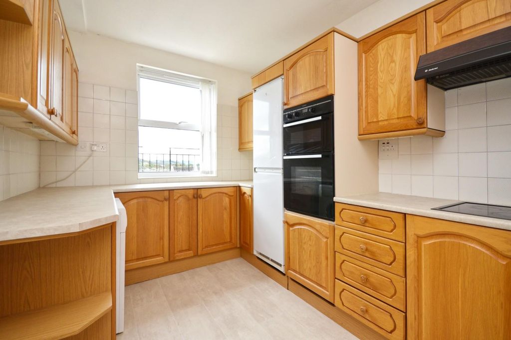 Property photo 3 of 18 Kitchen