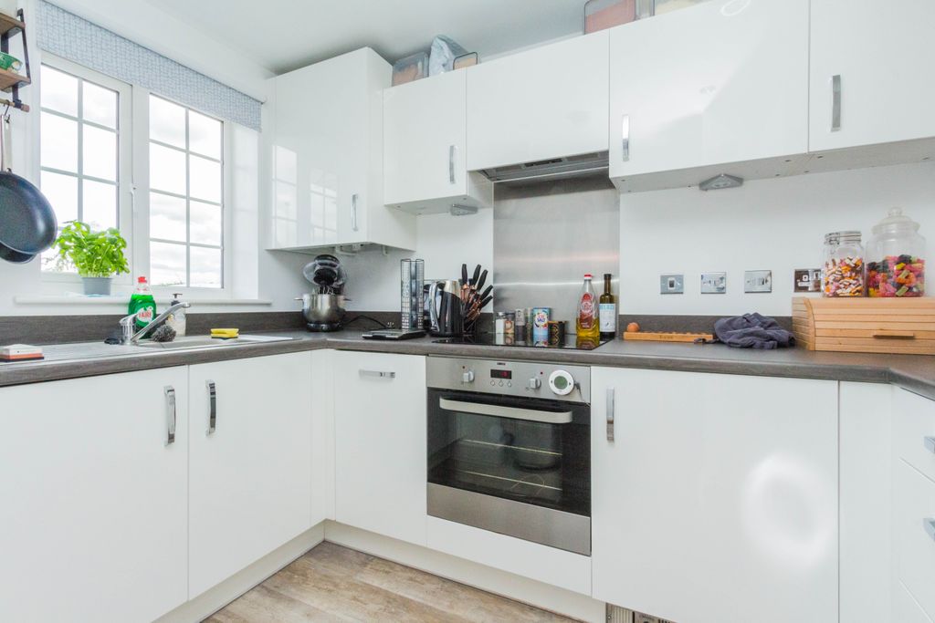 Property photo 3 of 11 Kitchen