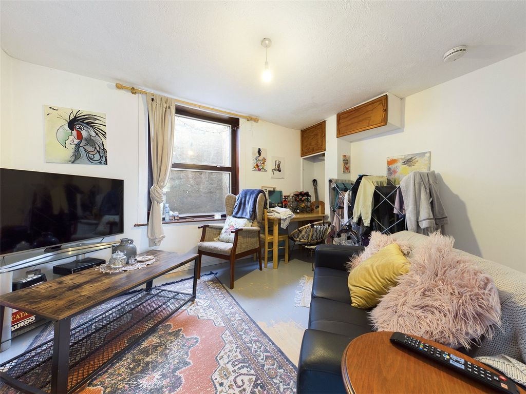 Property photo 2 of 11 Lounge