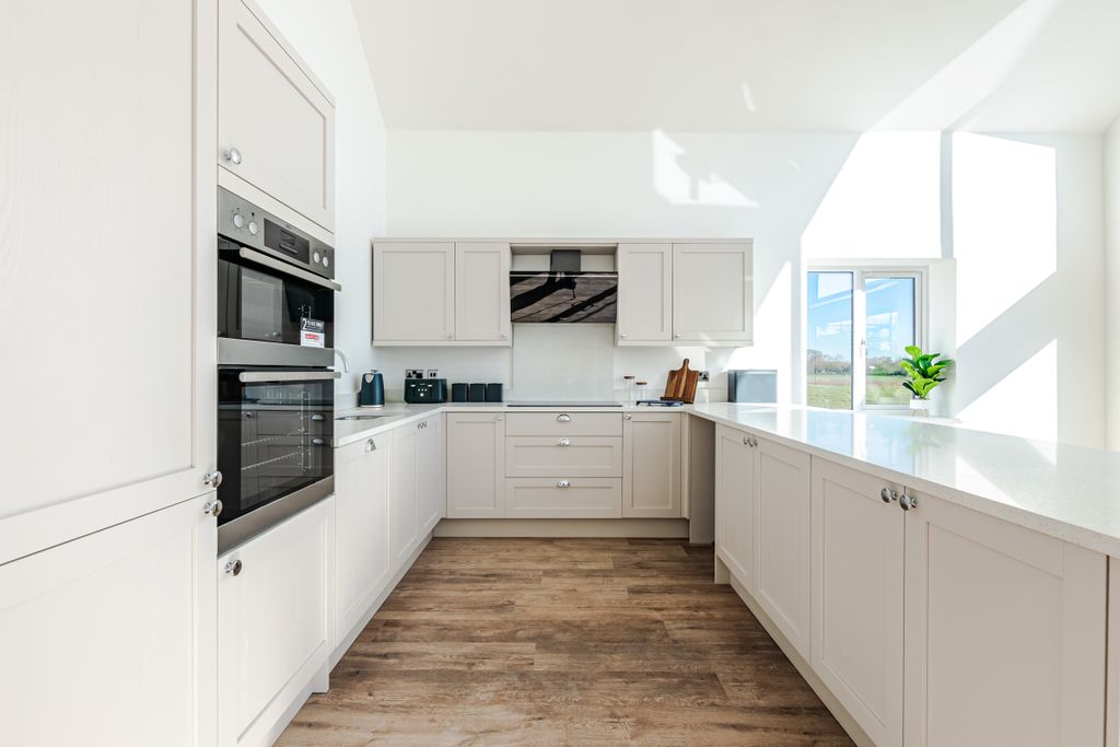 Property photo 3 of 9 Showhomekitchen
