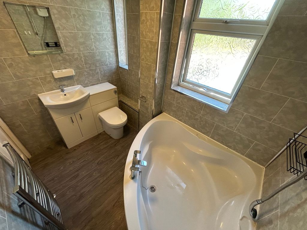 Property photo 3 of 8 Bathroom