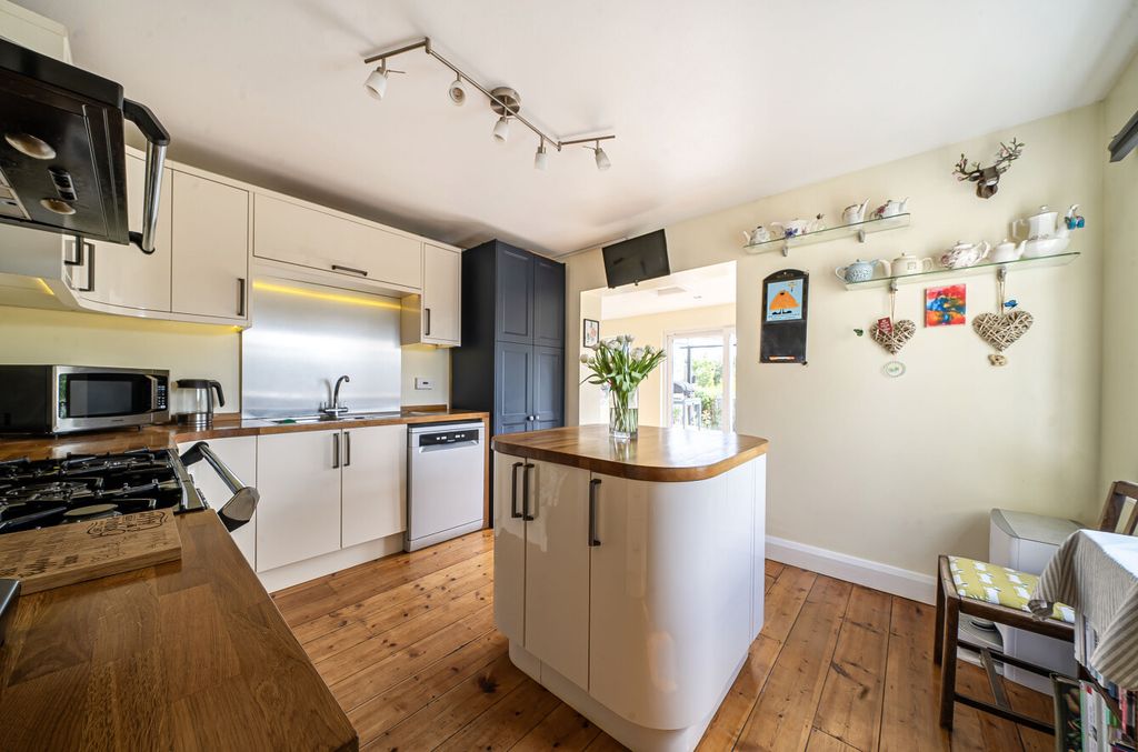 Property photo 3 of 28 Kitchen