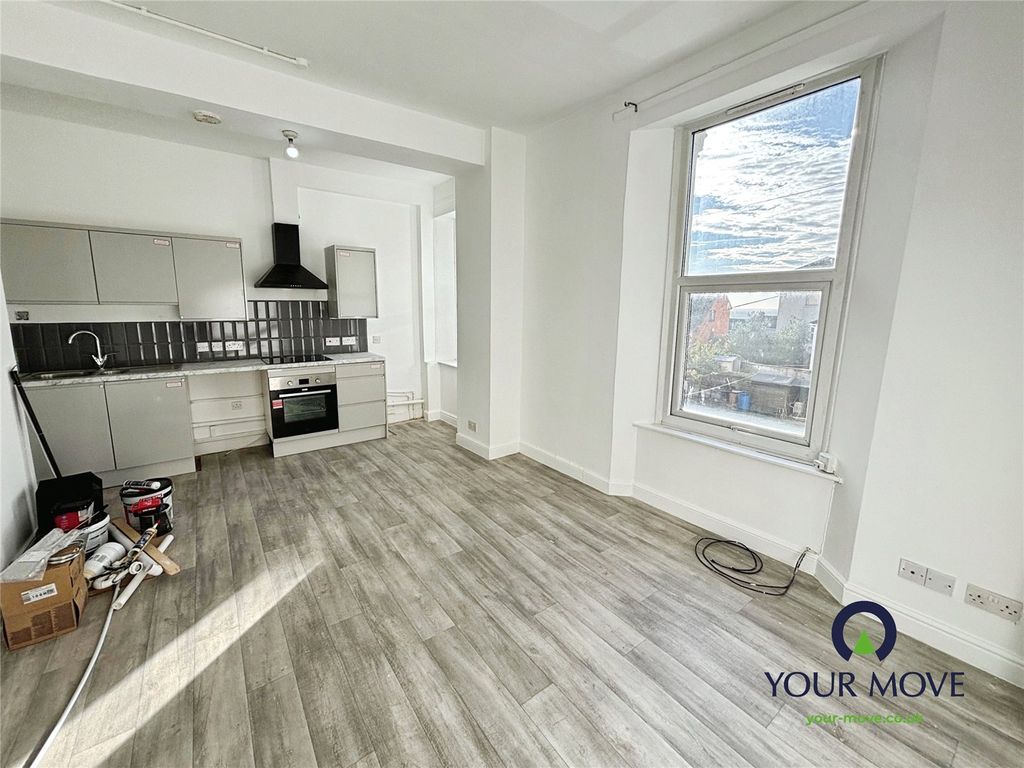 Property photo 3 of 5 Lounge