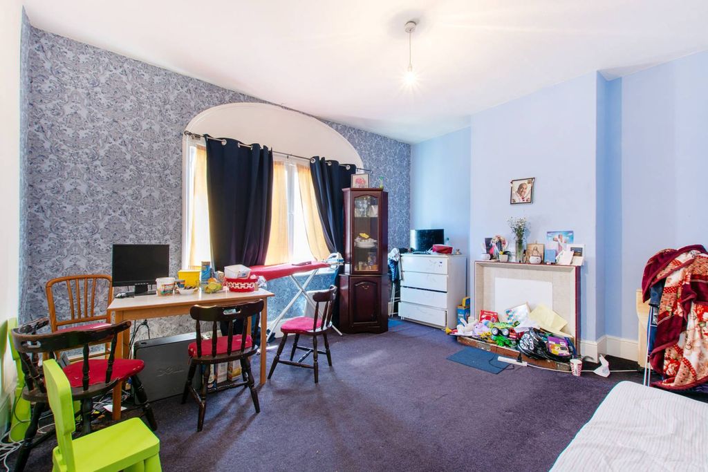 Property photo 2 of 6