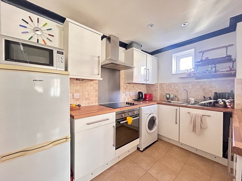 Property photo 2 of 6 Kitchen