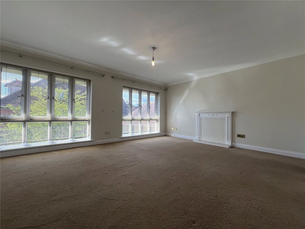 Property photo 2 of 9 Sitting/Dining Room