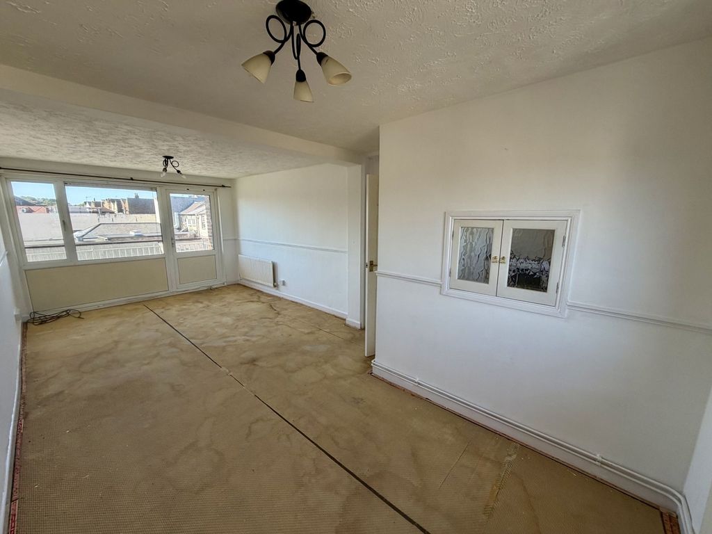 Property photo 2 of 9 Lounge